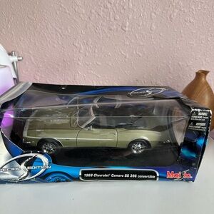 Maisto 1968 Chevrolet Camaro SS 396 Convertible Model